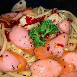 [อร่อยซ่ากับโค้ก] สปาเก็ตตี้ผัดพริกแห้งไส้กรอก +  โค้ก ไม่มีน้ำตาล (ขวด)