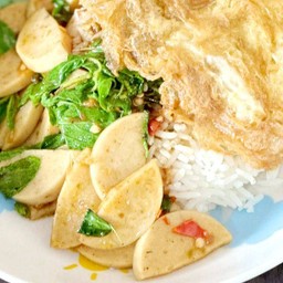 ข้าวกะเพราหมูยออุบล (โปรฟรี ไข่เจียว)