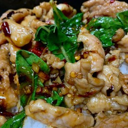 [อร่อยซ่ากับโค้ก] ข้าวกะเพราหมูชิ้น +  โค้ก ไม่มีน้ำตาล (ขวด)