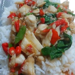 กะเพราเนื้อปูราดข้าว