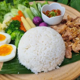 ข้าว น้ำพริกแจ่วบองปลาร้า หมูทอด ไข่ต้ม ผักเหนาะ