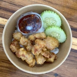 ข้าวหมูสามชั้นทอดน้ำปลา