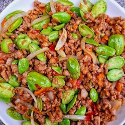 ข้าวหน้าหมูสับผัดกะปิใส่สะตอ, หอมใหญ่