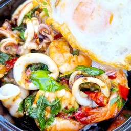 ข้าวกะเพรา ทะเล กุ้ง+หมึก (โปร ฟรีไข่ดาว)
