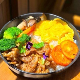 FC06 Garlic Fried Pork with Creamy Egg Rice