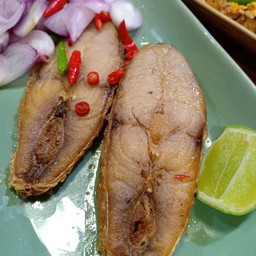 ยำปลาอินทรีเค็ม (1 ชิ้น)
