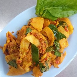 ผัดเผ็ดเนื้อสับใส่หน่อไม้ดอง