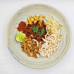 ก๋วยเตี๋ยวแห้งเส้นแก้วคลุกไก่ฉีก