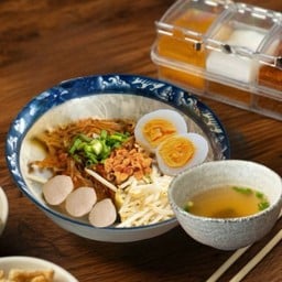 เส้นคลุกแห้งซอสดำ (ไข่)