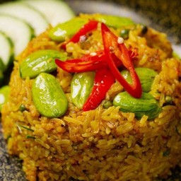 ข้าวผัดคั่วกลิ้งหมูสับใส่สะตอ