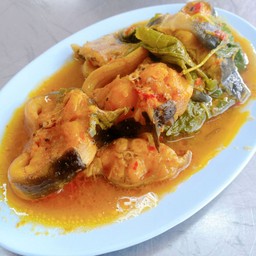 ผัดเผ็ดปลาดุกใบยี่หร่า