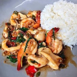 กะเพรากุ้งหมึก