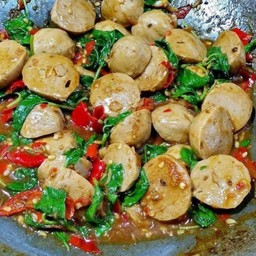 กระเพราลูกชิ้นหมู-เอ็น  ราดข้าว