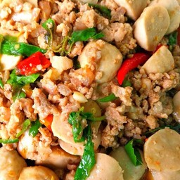 ผัดกระเพราหมูสับ & ลูกชิ้น