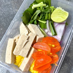 ยำข้าวโพดหมูยอไข่แดงเค็ม