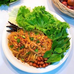 ยำแหนมข้าวทอด