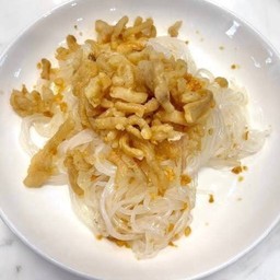 เส้นเล็กลวกกากเจียว