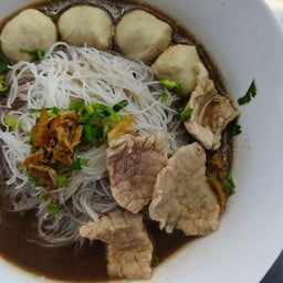 ร้านอิ่มทรัพย์ก๋วยเตี๋ยวแชมป์และขนมจีนน้ำเงี้ยวเชียงราย ข้างโรงพยาบาลหริภุญชัยราม ถนนเลียบคันคลอง