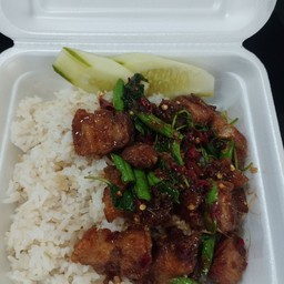 กระเพราหมูกรอบราดข้าว