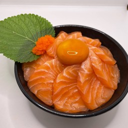 ข้าวหน้าแซลมอนสดไข่ดอง