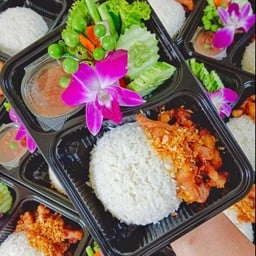 ชุดข้าวหมูทอด+ชุดน้ำพริกผักสด+แกง1อย่าง