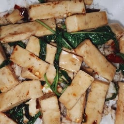 กระเพราหมูยอ-ราดข้าว