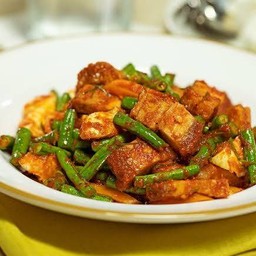 ผัดพริกแกงหมูกรอบ เป็นกับ