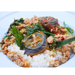 ข้าวผัดกระเพราไข่เยี่ยวม้า
