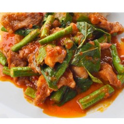 ผัดพริกแกงหมูชิ้น เป็นกับ