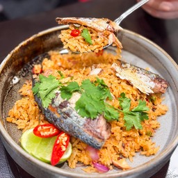ข้าวแมวปลาทูทอด (พริก หอมแดง มะนาว)