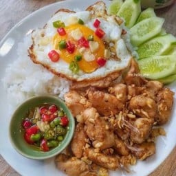 Garlic Chicken With Rice And Fried Egg