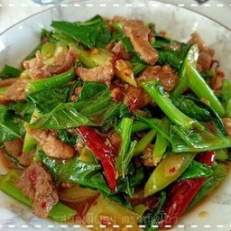 ผัดคะน้าหมูชิ้น เป็นกับ