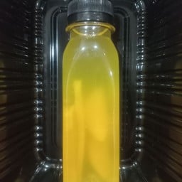 ข้าวเหนียวหมูหวานและน้ำผลไม้สด