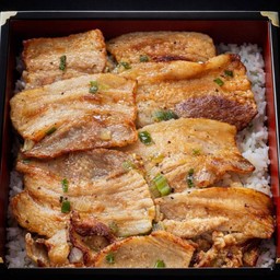 ข้าวหน้าหมูย่างเกลือกับต้นหอม