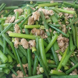 ผัดดอกหอมหมูสับ