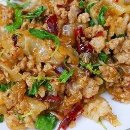 เส้นใหญ่ ผัดกระเพรา เนื้อสับ