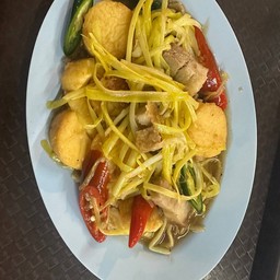 ผัดกุ้ยช่ายขาวเต้าหู้หมูกรอบ