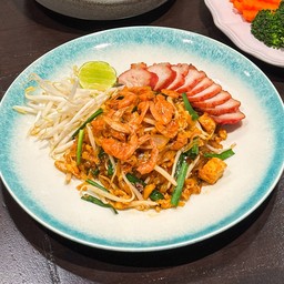 ผัดไทยหมูแดงและกุ้งเสียบกรอบ