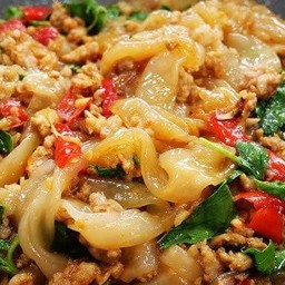 เส้นใหญ่ ผัดกระเพราหมูสับ