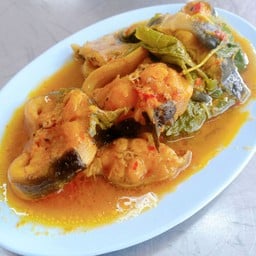 ข้าวผัดเผ็ดปลาดุกใบยี่หร่า+หมูหวาน+เป๊ปซี่ 340 มล