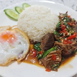 กะเพราหมูตุ๋นราดข้าว