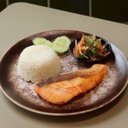 DL ข้าวแซลมอนทอดน้ำปลา
