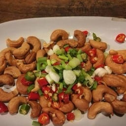 ยำเม็ดมะม่วงหินมะพาน