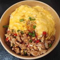 ข้าวไข่ข้นสะโพกไก่คั่วพริกเกลือ