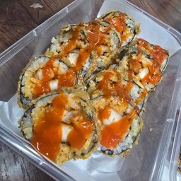 ซูชิทอดไส้ไก่ทอดกิมจิซอสพริกศรีราชา