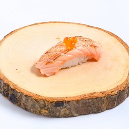 ซูชิปลาแซลม่อนเบิร์นไฟ