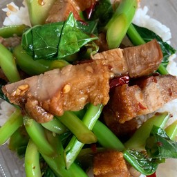 ข้าวคะน้าไก่กรอบ