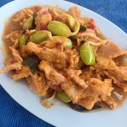 ผัดเผ็ดหมูใส่หน่อเหรียง