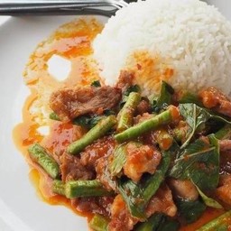 ข้าวผัดพริกแกงไก่