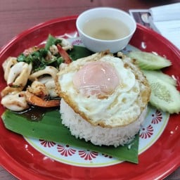 กะเพราถาดยักษ์แม่อร ตลาดอิ่มพุง